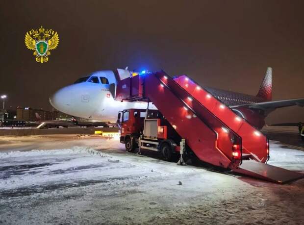 Пассажирский самолет выкатился за пределы рулежной дорожки в российском городе