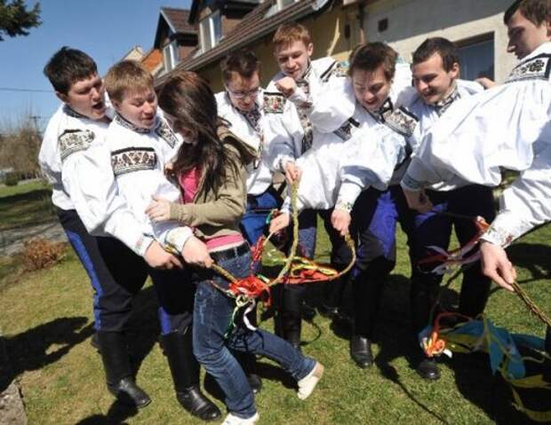 Топ-10: Странные пасхальные традиции со всего мира