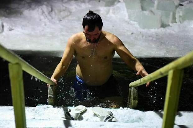 Кому опасно окунаться в прорубь в Крещение