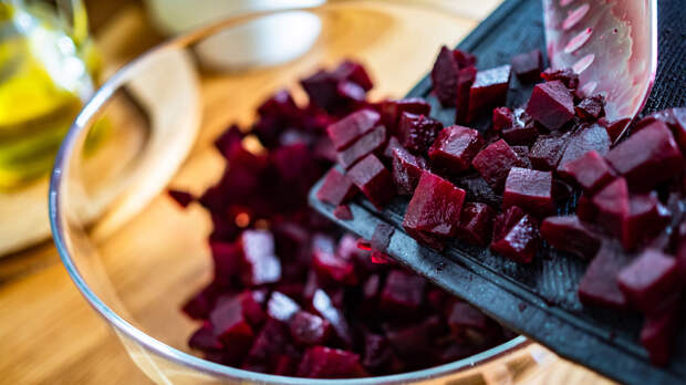 После свёклы красная моча: нужно ли идти к врачу