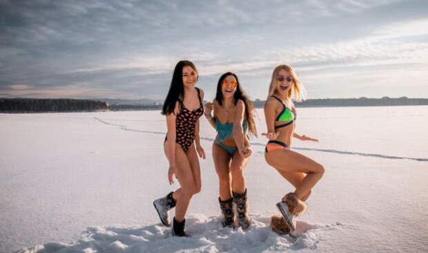Девушки Сибири фотографируются в купальниках на снегу  девушки, купальник, сибирь, снег
