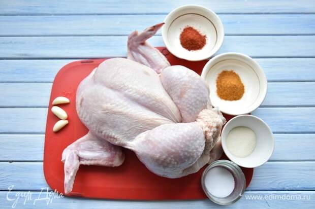 Подготовить необходимые продукты. В качестве специй можно использовать готовую смесь приправ для курицы.