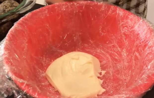 торт из печенья, бананов и сметаны без выпечки