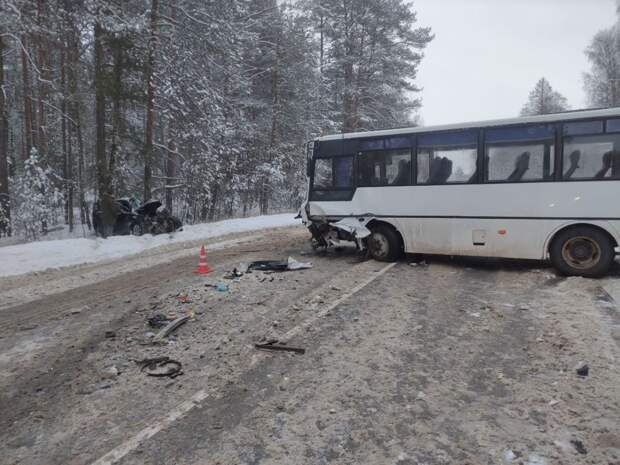 В Ковровском районе пассажирский автобус столкнулся с легковым автомобилем