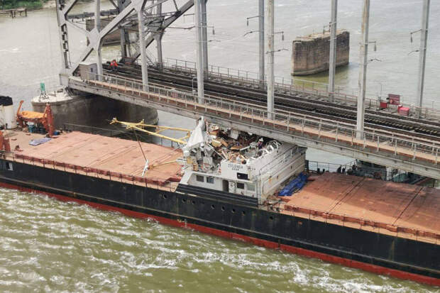 ТАСС: врезавшийся в железнодорожный мост в Ростове-на-Дону сухогруз шел в Крым