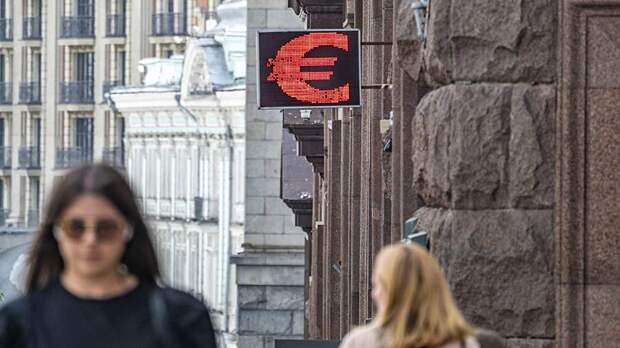 Курс евро впервые с января опустился ниже 95 рублей