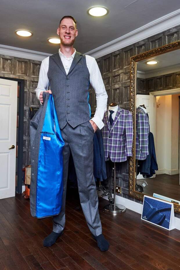 Самый высокий мужчина в Британии впервые обзавелся гигантским костюмом своего размера