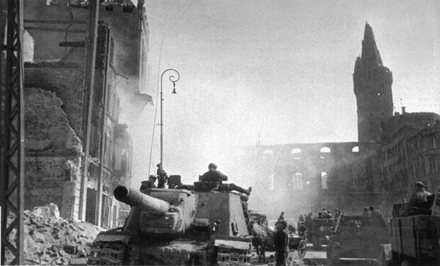 Советская САУ ИСУ-152 "Зверобой" на улице взятого Кёнигсберга.