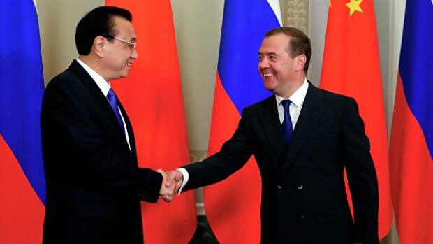 Председатель правительства РФ Дмитрий Медведев и премьер Государственного совета КНР Ли Кэцян во время встречи