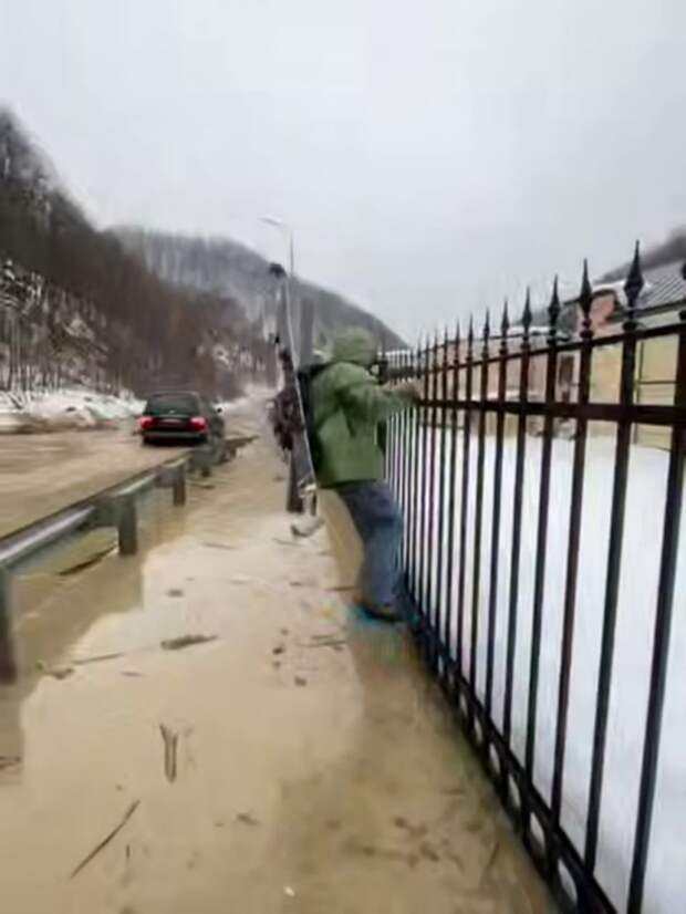 Сель перекрыл путь: туристы штурмуют заборы на подъезде к курорту