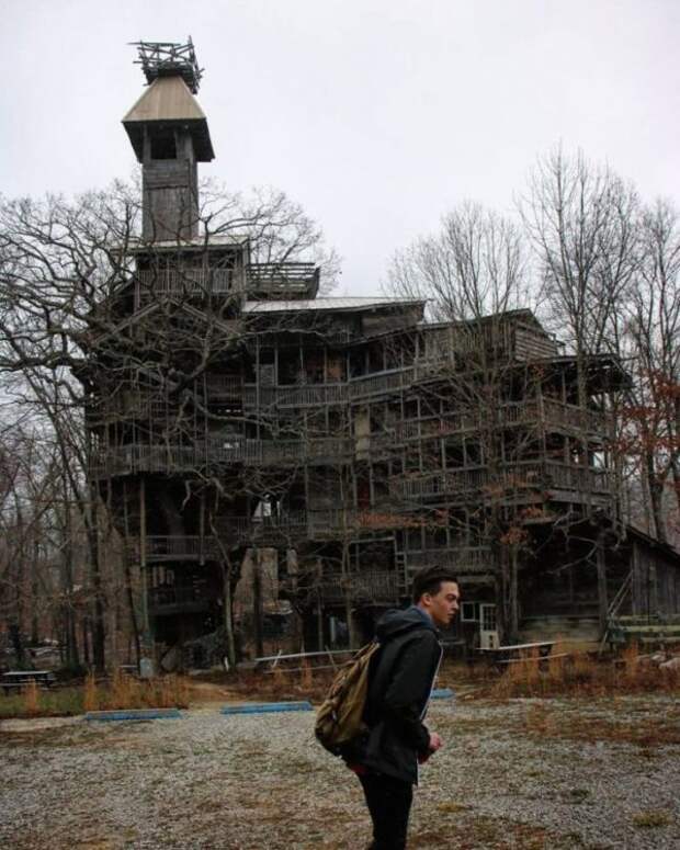Священник своими руками построил 10-этажный дом на дереве