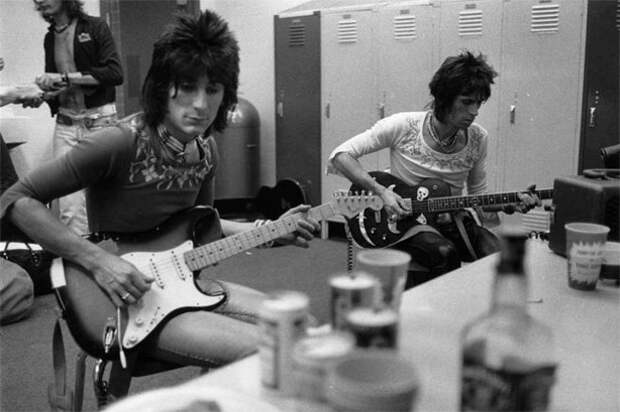 7. "The Rolling Stones" в туре по Америке, 1975 год гримерки, звезды, знаменитости, рок группы, современный шоубиз, фото