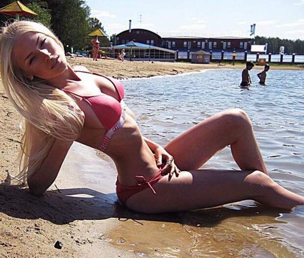 Девушки в бикини (45 фотографий)