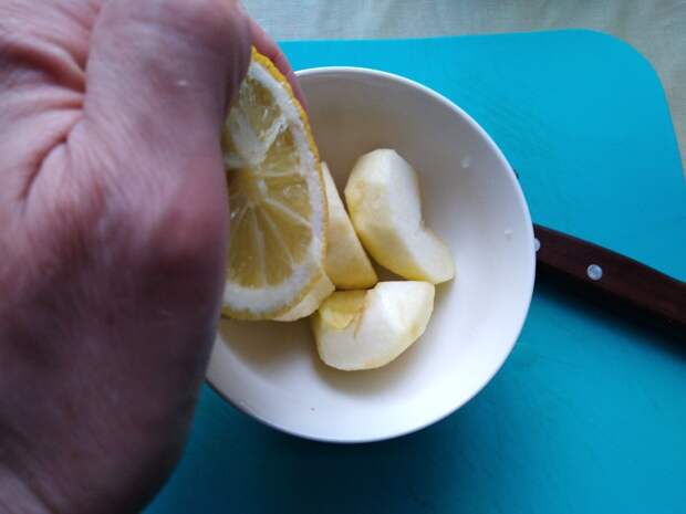 Яблоко почистил, удалил косточки, порезал, полил лимонным соком, чтобы не темнело и замариновалось для кислинки