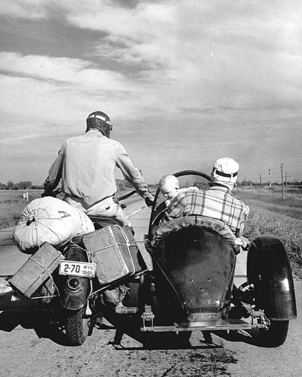 Неопубликованная LIFE фотография семьи, движущейся на мотоцикле с коляской от Омахи, Небраска до Солт-Лейк-Сити, Юта вдоль шоссе 30 в 1948 году. Аллан Грант-коллекция изображений LIFE Весь Мир в объективе, ретро, фотографии