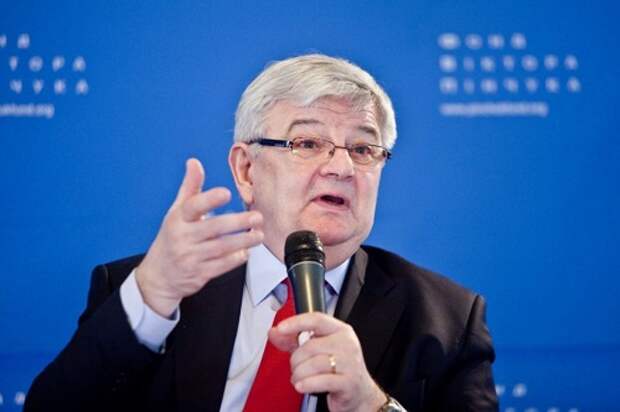 Фишер: Меркель "надо смириться с реальностью" кризиса еврозоны