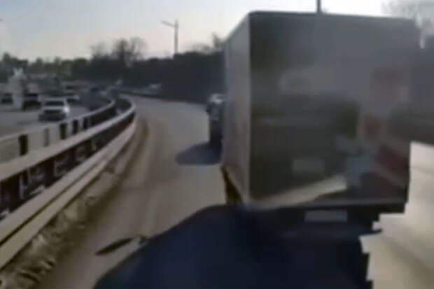 Mash: в Приморье грузовик не пропустил скорую с пациенткой, спешившей на операцию