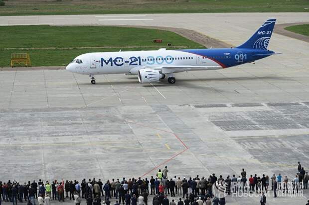 Новый российский пассажирский самолет МС-21 после своего первого полета