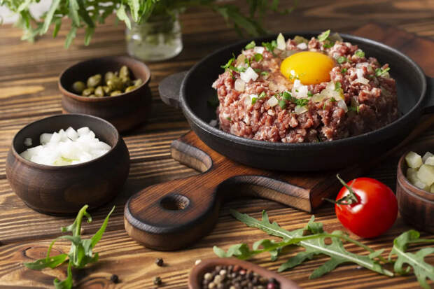 Не только упаковка, но и продукты: как микропластик попадает в тарелки, и что с этим делать