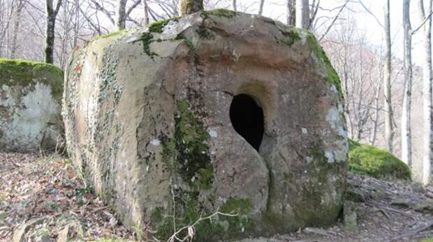 Дольмены отливали. Почему этого не замечает наука