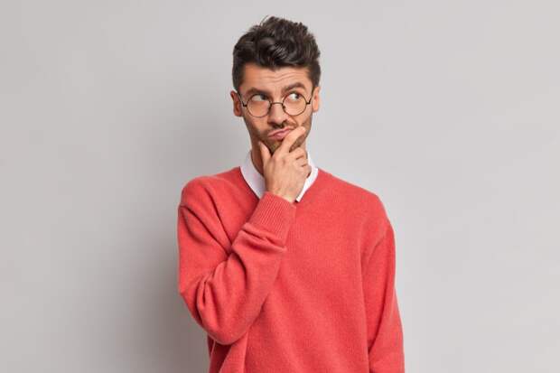 photo-thoughtful-handsome-adult-european-man-holds-chin-looks-pensively-away-tries-solve-problem 4 вещи, которые пугают мужчин в сильных женщинах