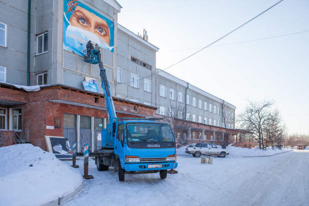 Панно разместили на фасаде Иркутской областной инфекционной больницы в знак благодарности врачам