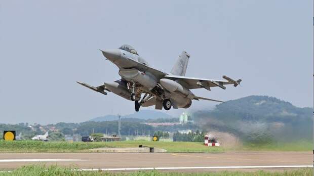 АМСТЕРДАМ ПЕРЕДАСТ КИЕВУ 42 САМОЛЁТА F-16 С ПРАВОМ БИТЬ ПО РОССИИ. ФОТО: SOUTH KOREA DEFENSE MINISTRY/KEYSTONE PRESS AGENCY/GLOBAL LOOK PRESS