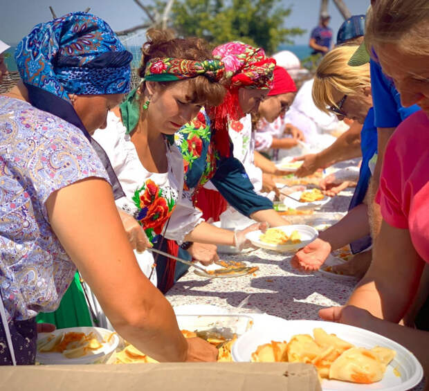 В Атамани гости фестиваля приготовили 20 тысяч вареников: в субботу сварят тонну кубанского борща