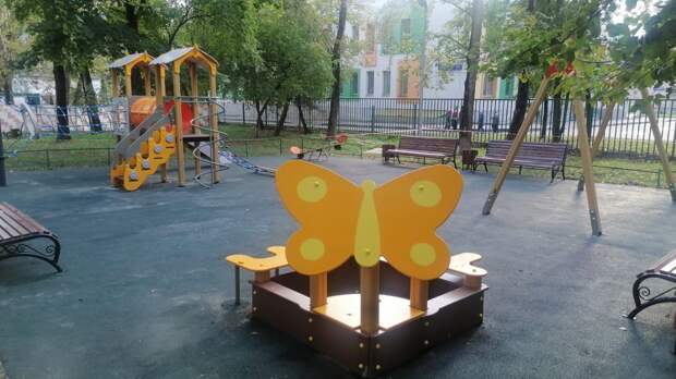 На детской площадке на Ботанической обновили покрытие