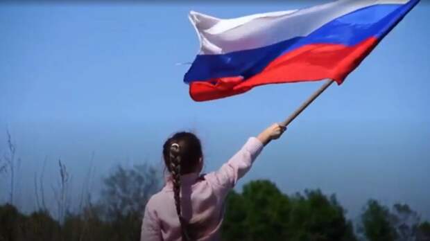 Встречающей летчиков с флагом девочке из ДНР подарили щенка по поручению Путина