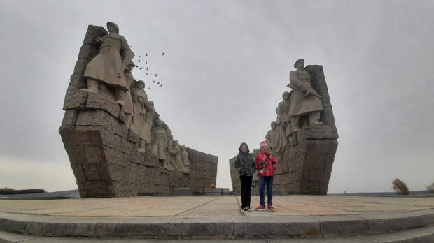 А это тот самый мемориал "Самбекские высоты", который сын хорошо запомнил. За ним теперь большой военно-исторический комплекс