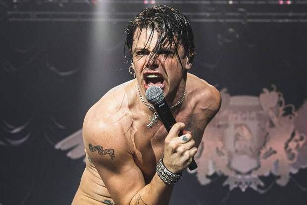 «Я считаю, что это просто безобидное веселье»: Yungblud оказался полностью обнаженным на яхте в Австралии