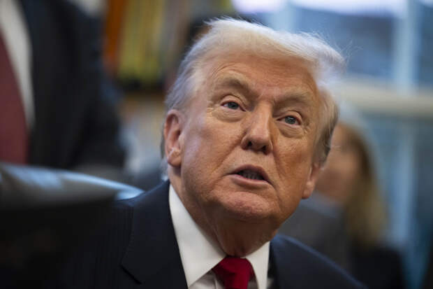 Трамп побрызгал лидера Сирии духами своей марки и предложил взять еще флакон для жены