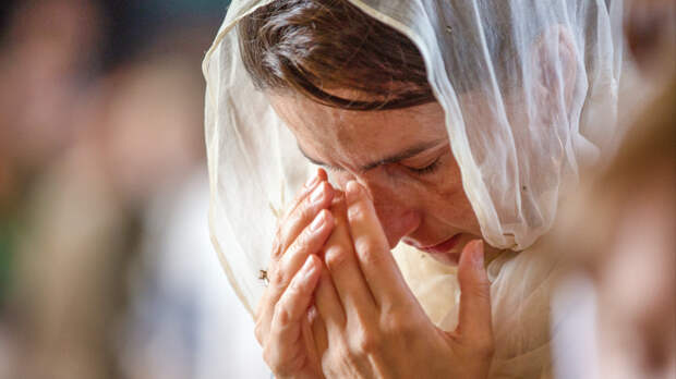 Стоять или сидеть: как правильно молиться и вести себя на службе в храме