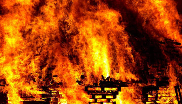 В Волгоградской области объявили эвакуацию из-за пожара на объекте Минобороны