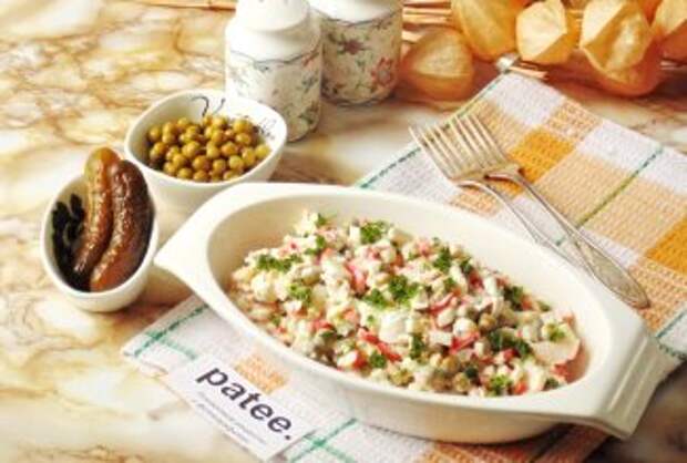Салат  с креветками и солёными огурцами - приготовление
