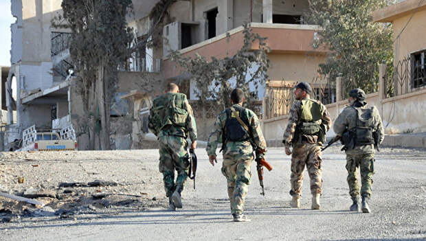 Сирийские солдаты в центральной части Сирии в Хомсе. Архивное фото