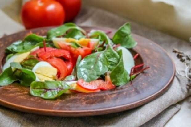 Вкусный салат с яйцами, помидорами и болгарским перцем: рецепт с фото