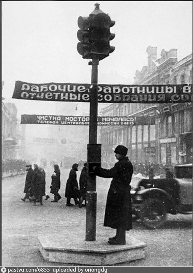 Первый светофор в Москве на пересечении Кузнецкого моста и Петровки, 1930-1931.