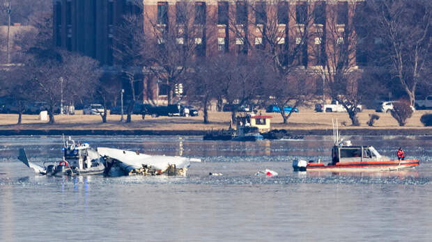 Тела более 40 погибших извлекли из реки на месте крушения самолета в Вашингтоне