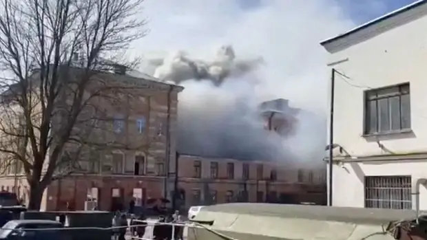 Крыша горящего в Твери оборонного НИИ обрушилась