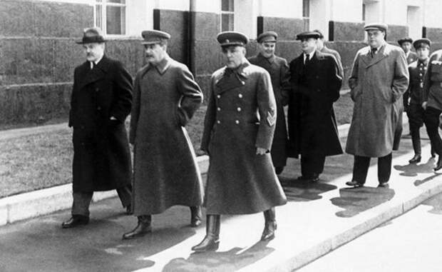 Первая шеренга: Молотов, Сталин, Ворошилов; вторая шеренга - Маленков, Берия, Щербаков. Архивное фото