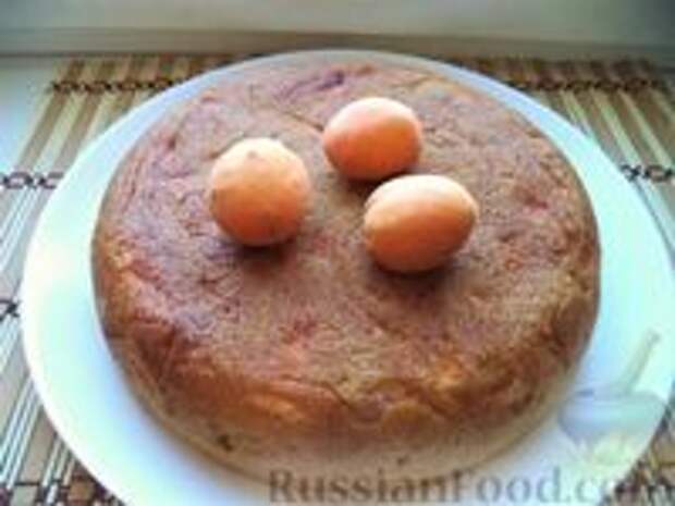 Фото к рецепту: Шарлотка с абрикосами (в мультиварке)