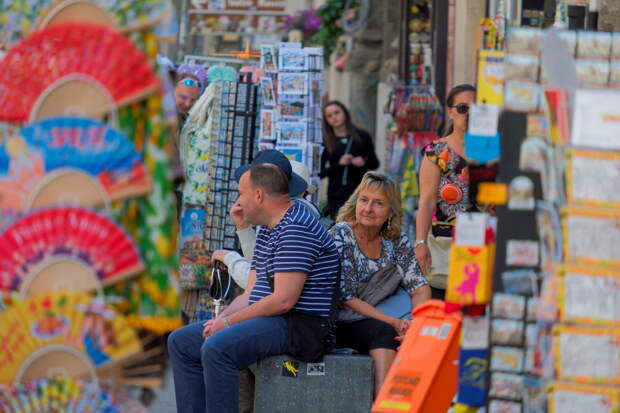Тревел-блогер описал поведение россиян в путешествиях фразой «переплачивают везде»