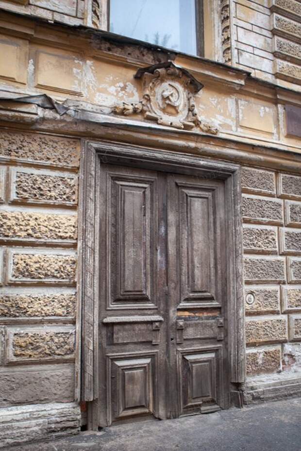 Над старинной дверью - серп и молот вместо купеческого вензеля. /Фото:sibmama.ru