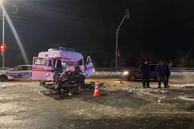 В Омской области пациент не выжил в жестком столкновении грузовика и скорой