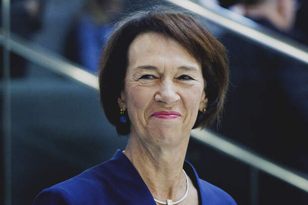 DPA: cупруга Мерца Шарлотта упала во время велосипедной прогулки