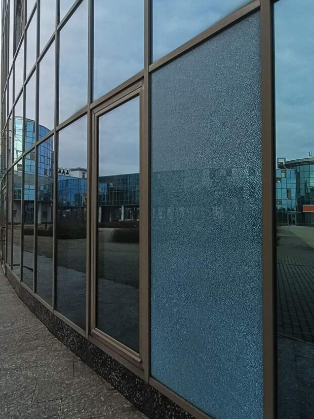 Донецк, железнодорожный вокзал, разбитые окна от работы ПВО