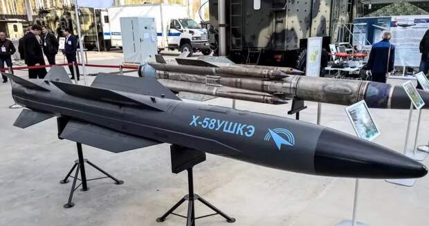 На фото: противорадиолокационная сверхскоростная ракета Х-58УШКЭ