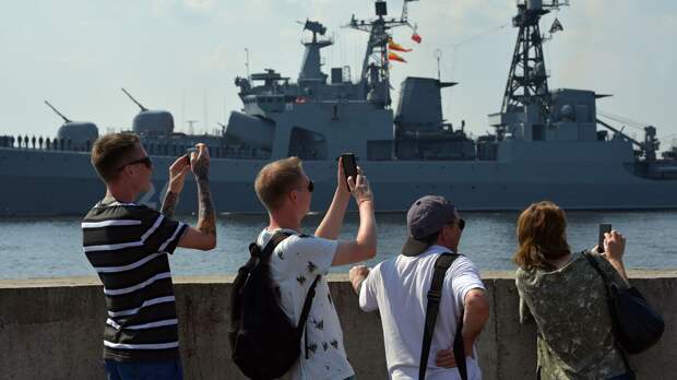 Морская авиация прошла над Невой на параде ВМФ в Петербурге 